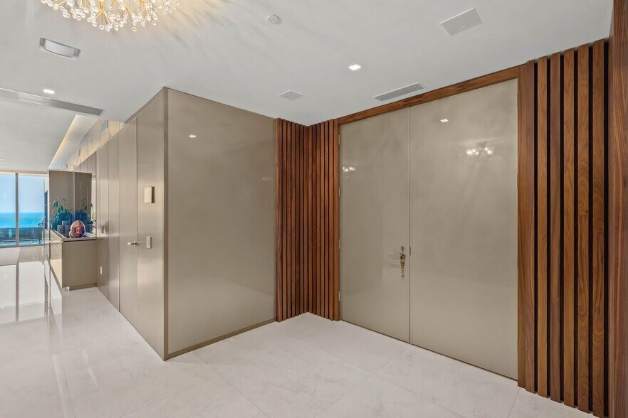 Building Photo - 18975 Collins Ave