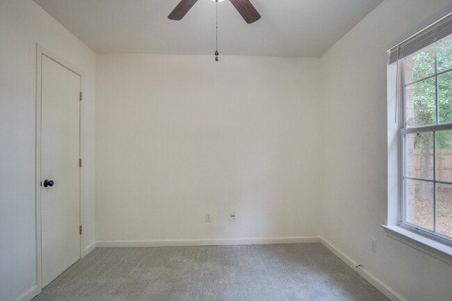 Building Photo - Navarre 3BR/2BA Home Near Beaches & Hurlburt Field with Updated Kitchen, Split Floor Plan & Spaci...
