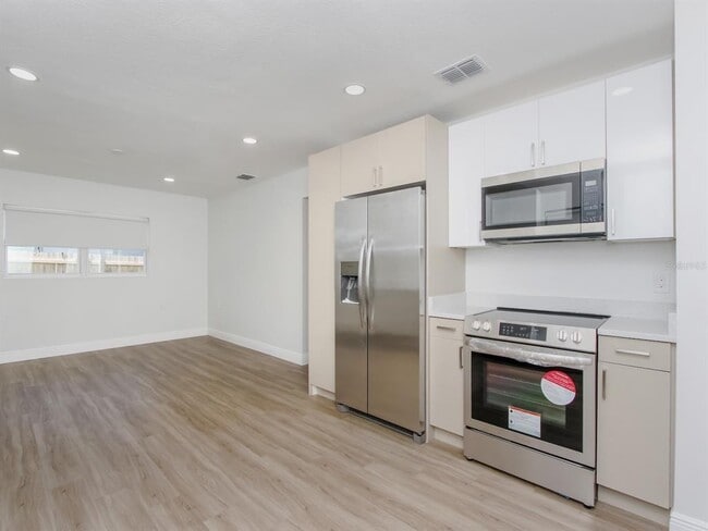 Building Photo - 2806 Bonneville Dr