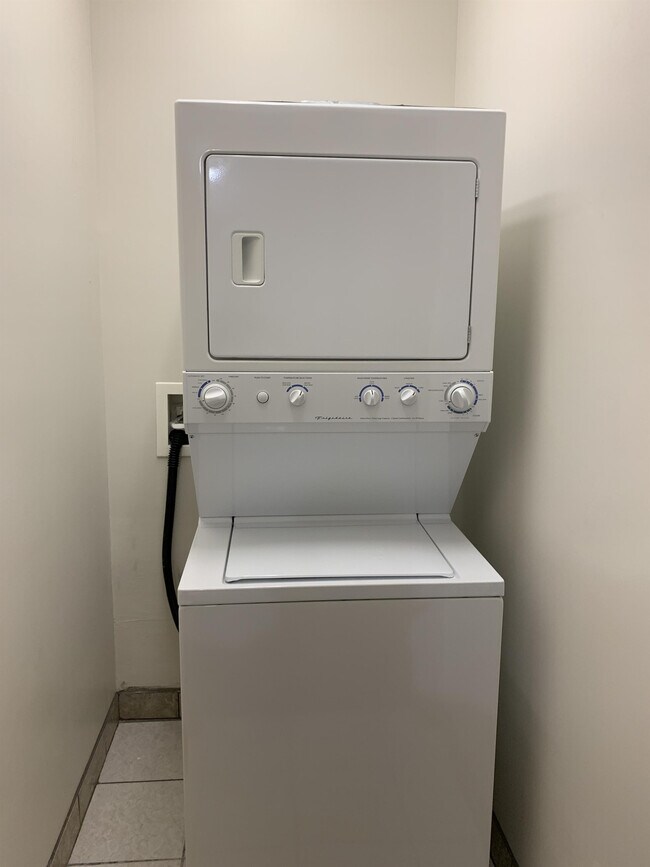 Building Photo - 135 S River Rd