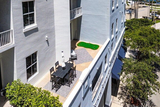 Building Photo - 255 Evernia St