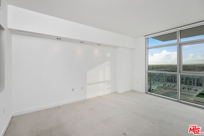 Building Photo - 13700 Marina Pointe Dr