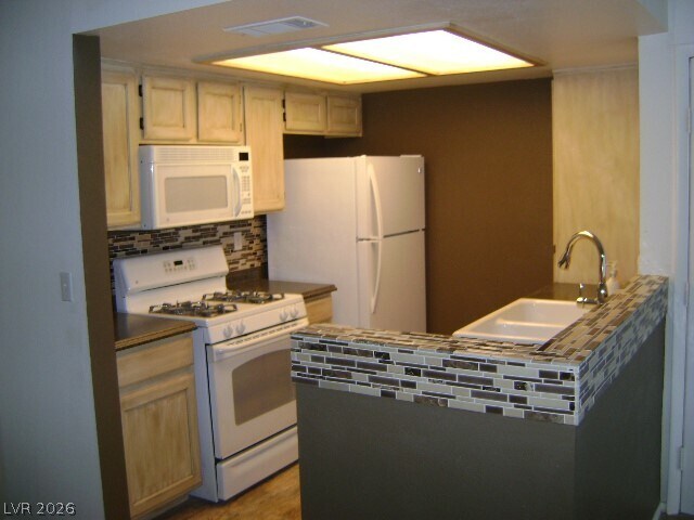 Building Photo - 7100 W Pirates Cove Rd