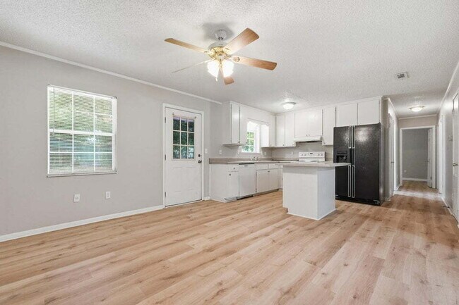 Building Photo - A small-town charm ready for move in!