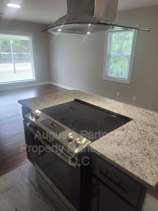 Building Photo - 322 N Hicks St