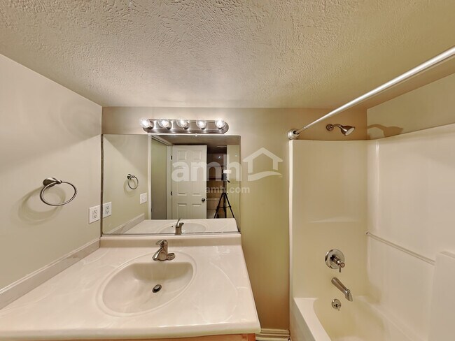 Building Photo - 156 W Rory Ln