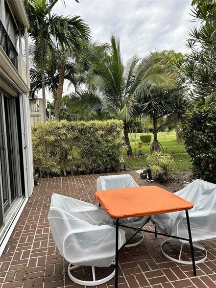 Building Photo - 3121 N Palm Aire Dr