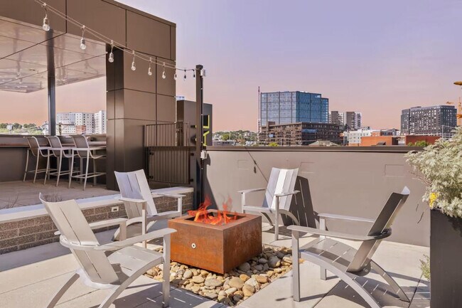 Building Photo - 505 16th Ave S