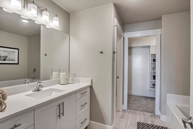 Building Photo - Don't miss out on this 3 Bed 2 Bath in Orem!!