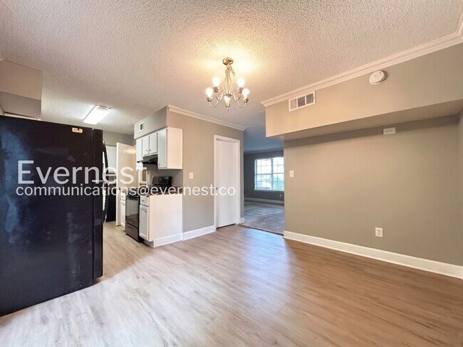 Building Photo - Charming 3-Bedroom Townhome with Modern Amenities / No Pets Allowed / Available now!/ $500 OFF FI...