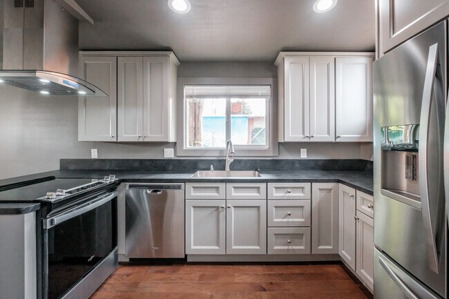 Building Photo - 837 Woodmansee Ct SE