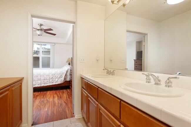 Building Photo - 2 bedroom with flex office space near Convention Center Downtown!