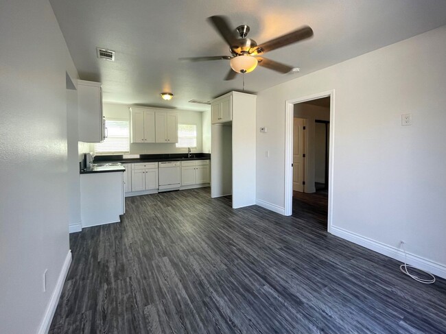 Building Photo - Beautiful 2 Bed 1.5 Bath ADU!