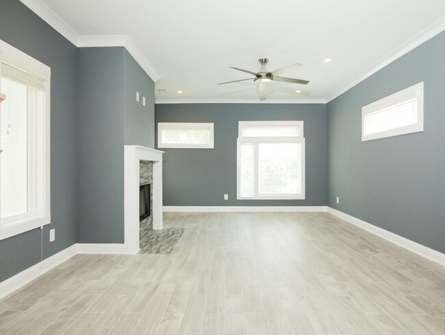 Building Photo - Look & Lease Brand New Lux Home