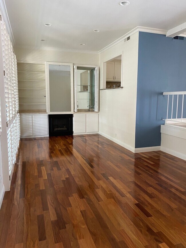 Building Photo - Newport Crest