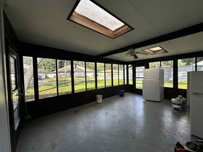 Building Photo - 421 Corvet St
