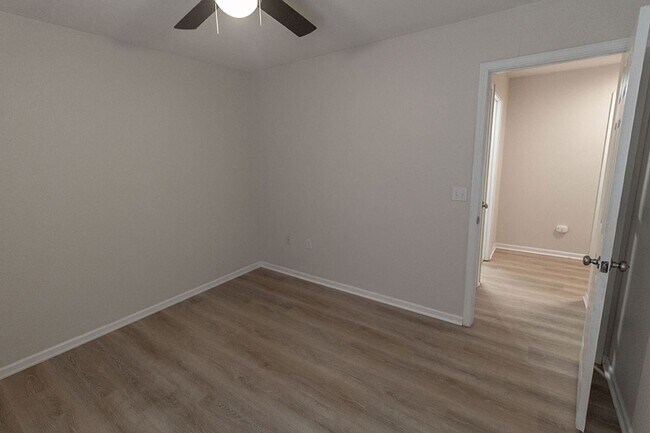 Building Photo - 1323-1325 Godas Dr