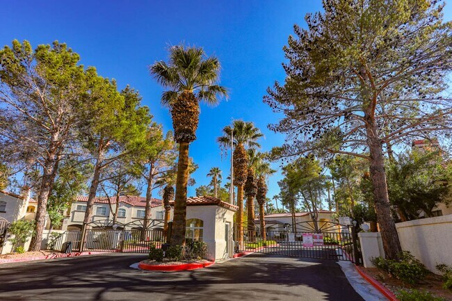Building Photo - Beautifully Updated 2 Bed and 2 Bath Hende...
