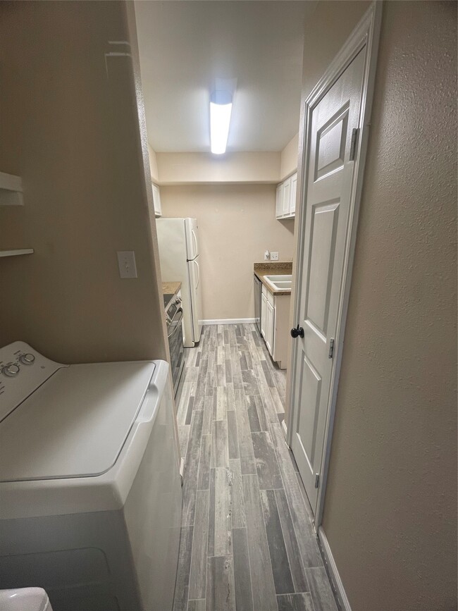 Building Photo - 17401 Red Oak Dr
