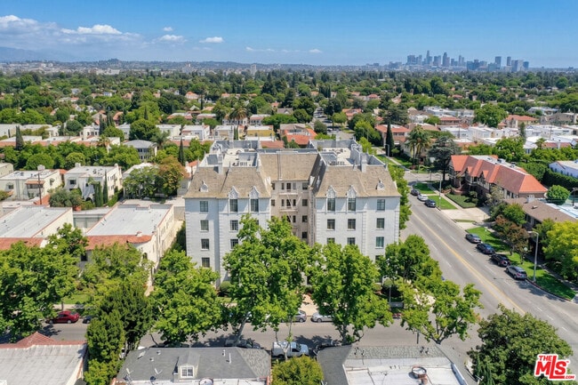 Building Photo - 308 N Sycamore Ave