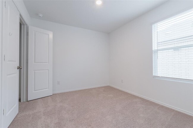 Building Photo - 368 Keefer