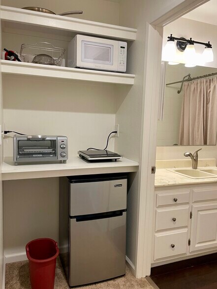 Kitchenette - 22506 Quinta Rd
