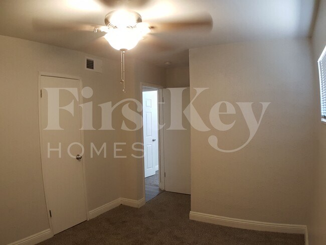Building Photo - 913 Date St