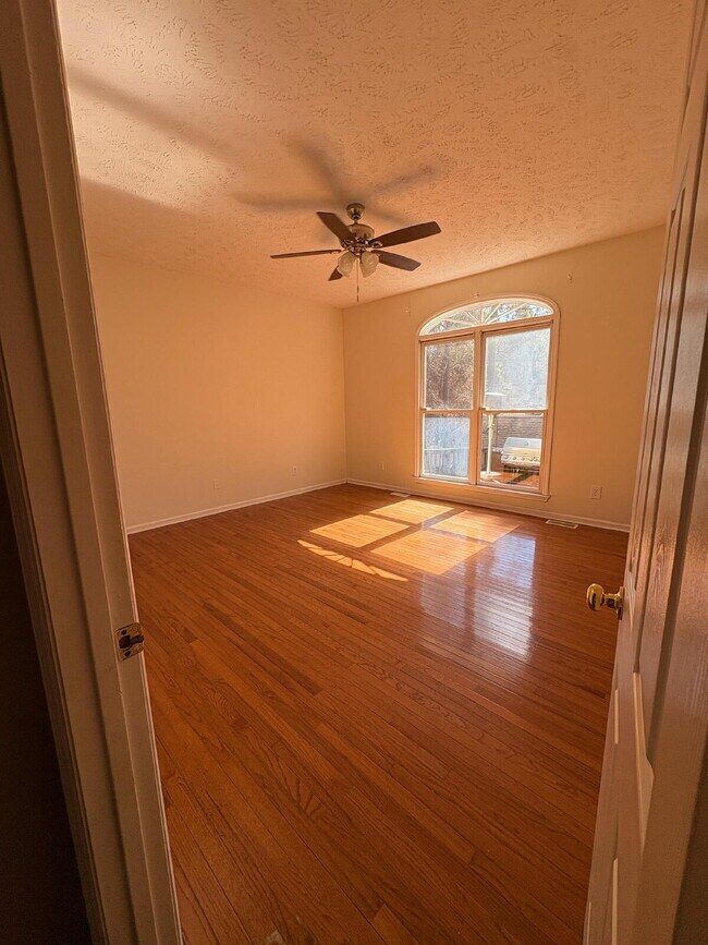 Building Photo - Beautiful executive home, in desirable neighborhood close to schools and Fort Bragg