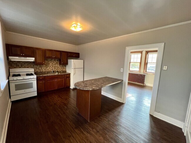 Building Photo - Remodeled Studio Apartment! OPEN AUGUST 1st