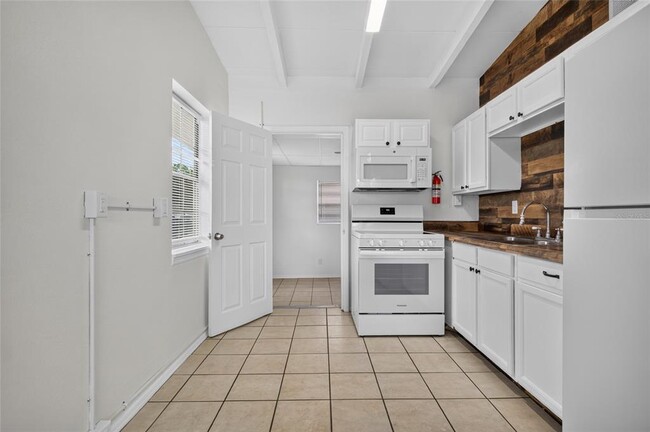 Building Photo - 7508 N Thatcher Ave