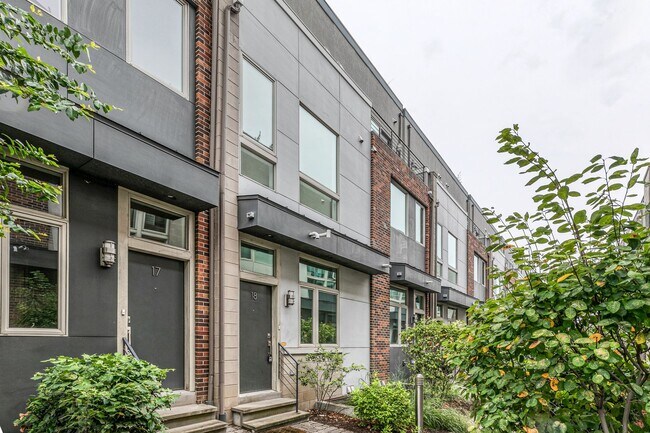 Building Photo - Northern Liberties Townhome with Parking