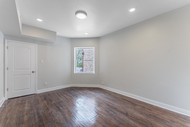 Building Photo - 1121 N Leclaire Ave