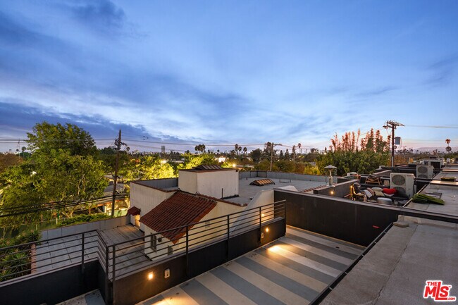 Building Photo - 807 N Detroit St