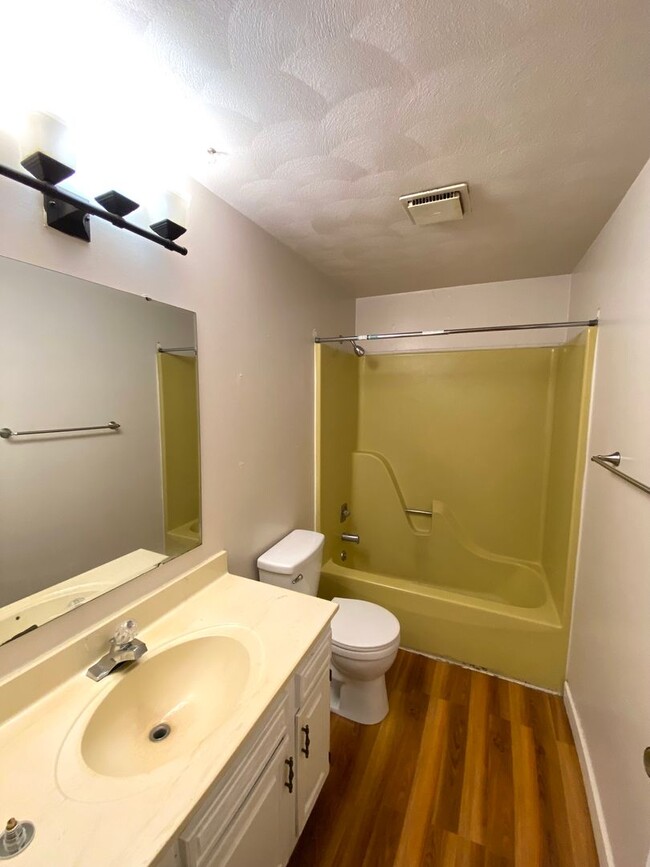 Bathroom - 1313 W Chestnut St