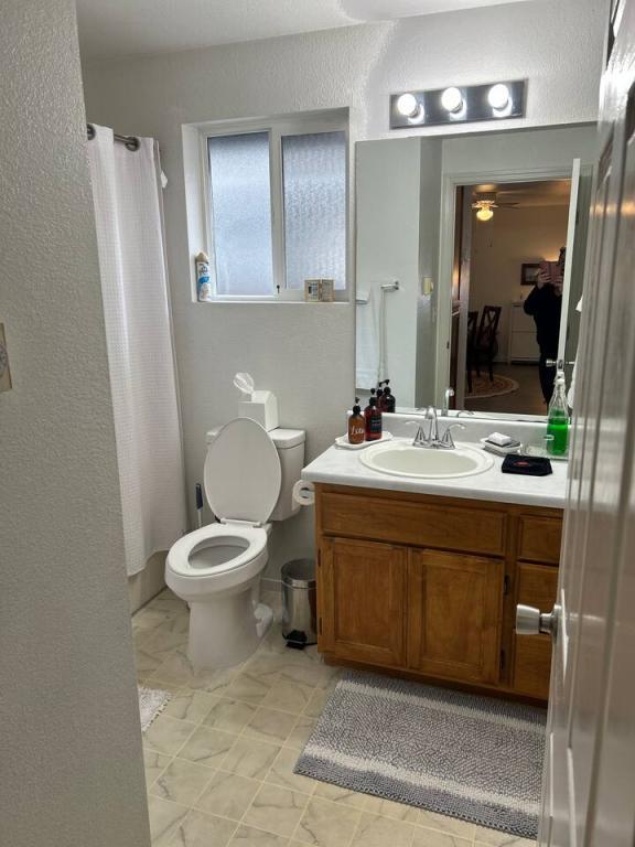 Building Photo - 563 Primrose Dr