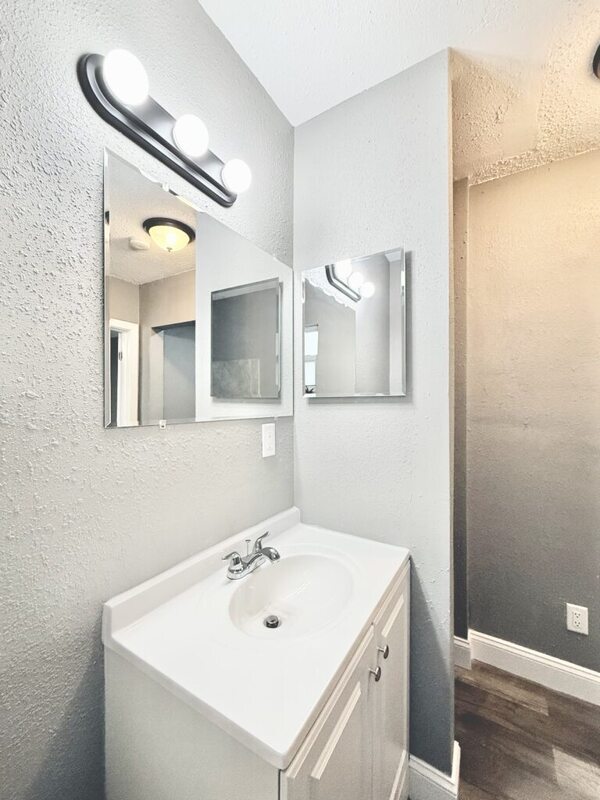 Building Photo - 932 22nd St S