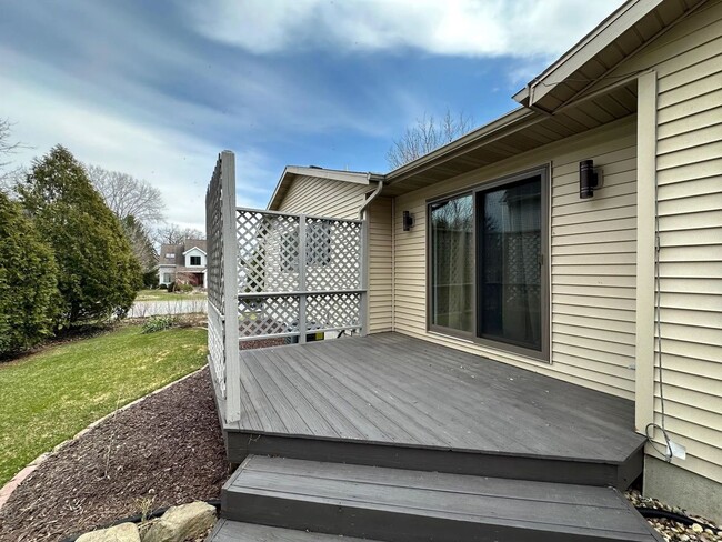 Building Photo - Lower Level Bedroom w/ Private Bathroom Fo...
