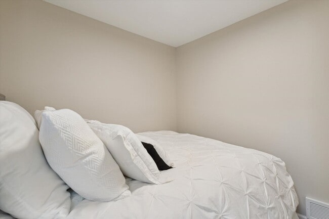 Building Photo - 2107 Schlimgen Ave