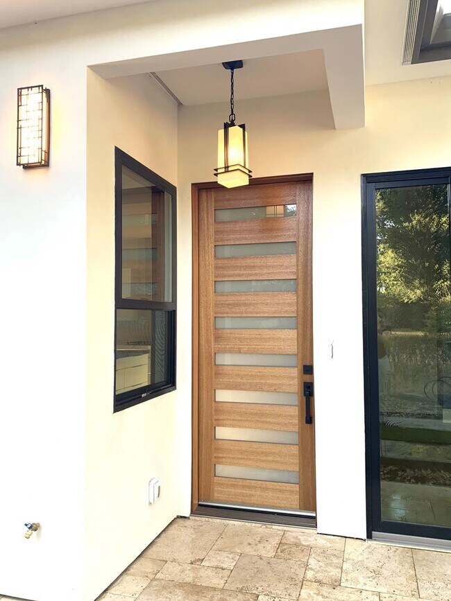 Building Photo - Bright, Modern & Beautiful – 3BR Home in M...