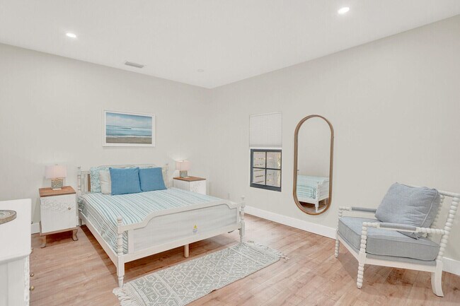 Building Photo - 727 Fernwood Dr