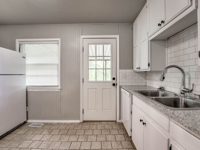 Building Photo - 3 Bedroom 1 Bath Home in Shawnee!