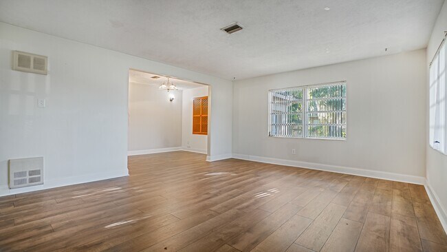Building Photo - 5219 Bonnie Brae Cir
