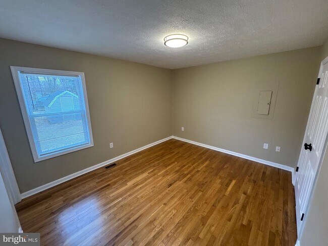 Building Photo - 127 Longstreet Ave