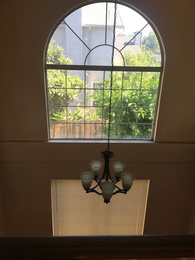 Building Photo - Spacious 2 Story Home, 1/2 Off The First Months Rent