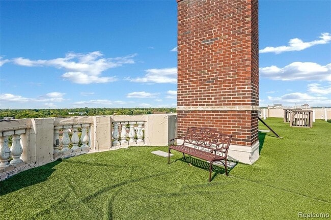 Building Photo - 2900 E Jefferson Ave