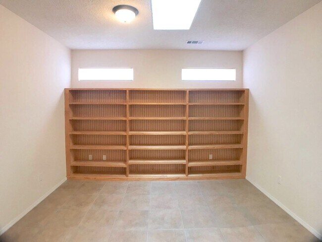 Building Photo - Spacious 2 bedroom home in gated 55+ Community w/ community pool in Bernalillo/Rio Rancho. Close ...