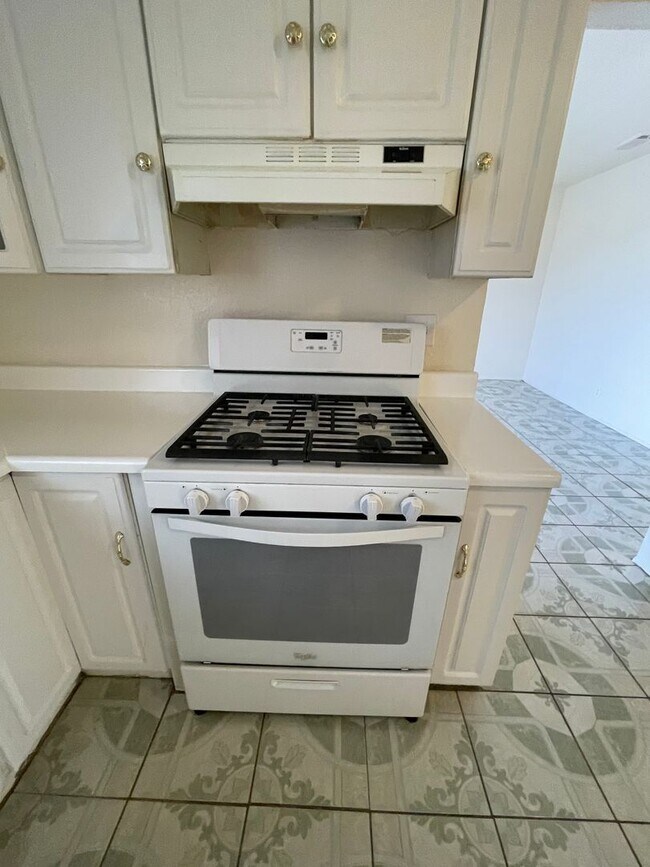 Building Photo - Victorville, 3 Bedroom, 2 Bathrooms, Large...