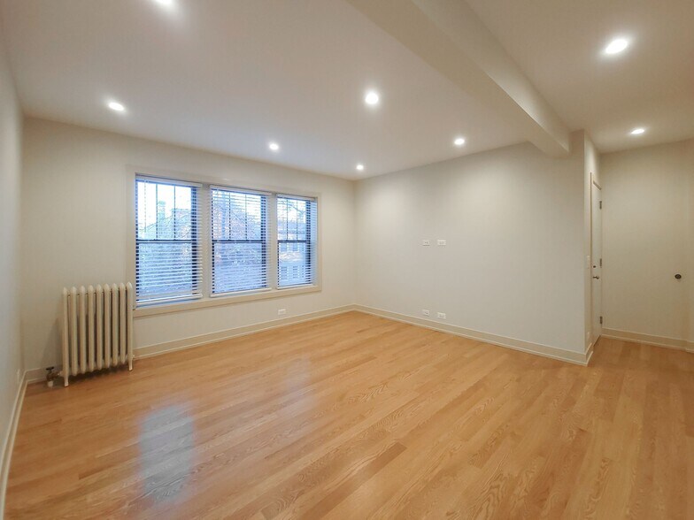 Building Photo - 4956 N Oakley Ave