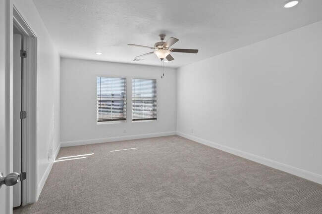 Building Photo - Beautiful 3 Bedroom Townhome in Desert Col...