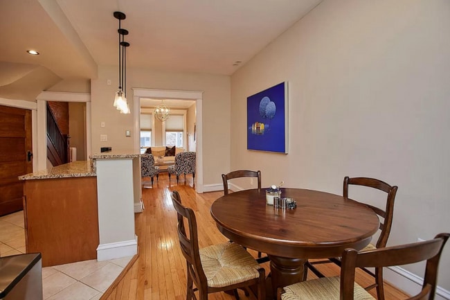 Building Photo - 3 level townhouse w 2br 2.5ba, parking spo...